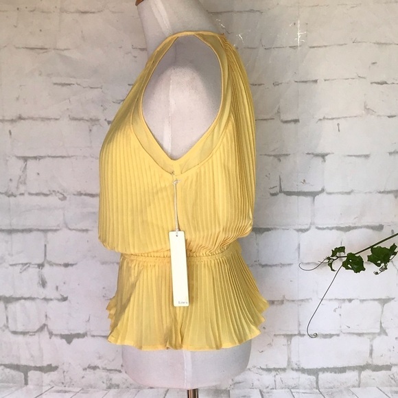 Line and Dot Sleeveless Yellow Pleated top size medium new with tags - Picture 4 of 7